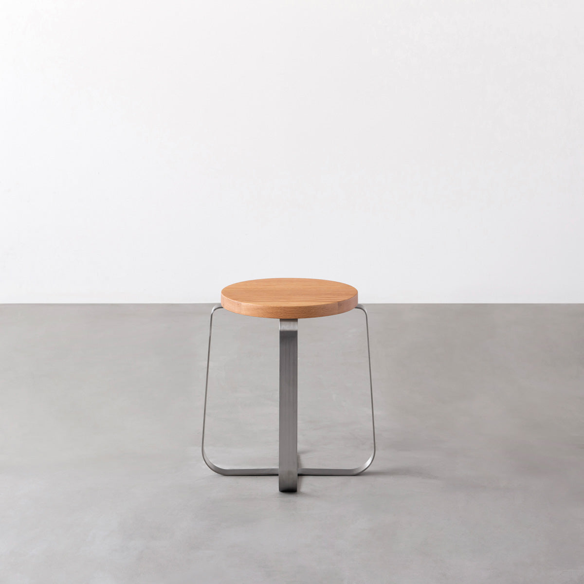 KANADEMONOの無垢レッドオーク Round座面とステンレスのCross Plate脚を合わせたシンプルモダンなスツール3