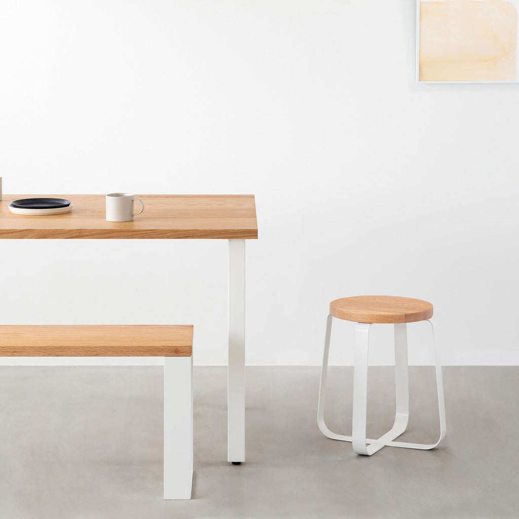 KANADEMONOの無垢レッドオーク Round座面とホワイトのCross Plate脚を合わせたシンプルモダンなスツール（使用例）