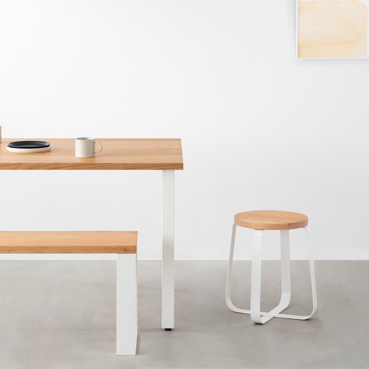KANADEMONOの無垢レッドオーク Round座面とホワイトのCross Plate脚を合わせたシンプルモダンなスツール（使用例）