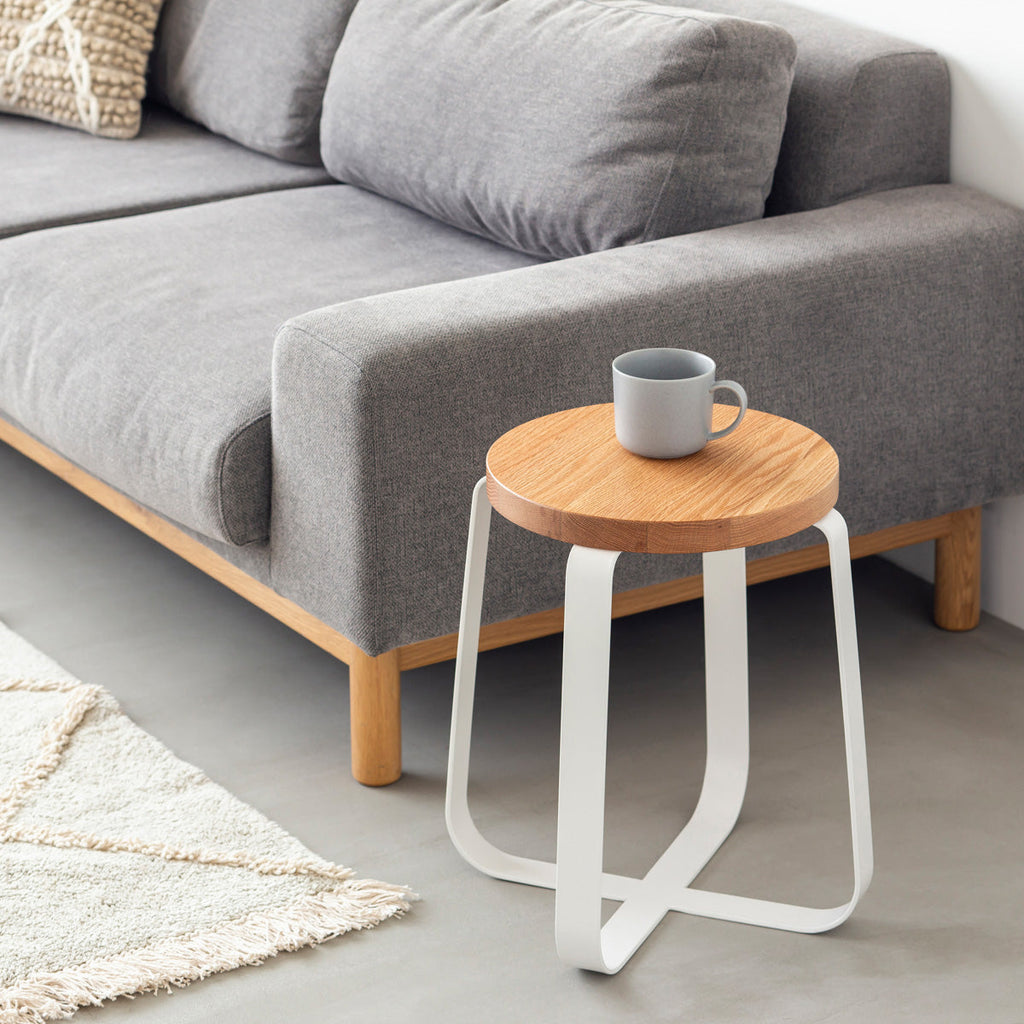 KANADEMONOの無垢レッドオーク Round座面とホワイトのCross Plate脚を合わせたシンプルモダンなスツール（使用例2）