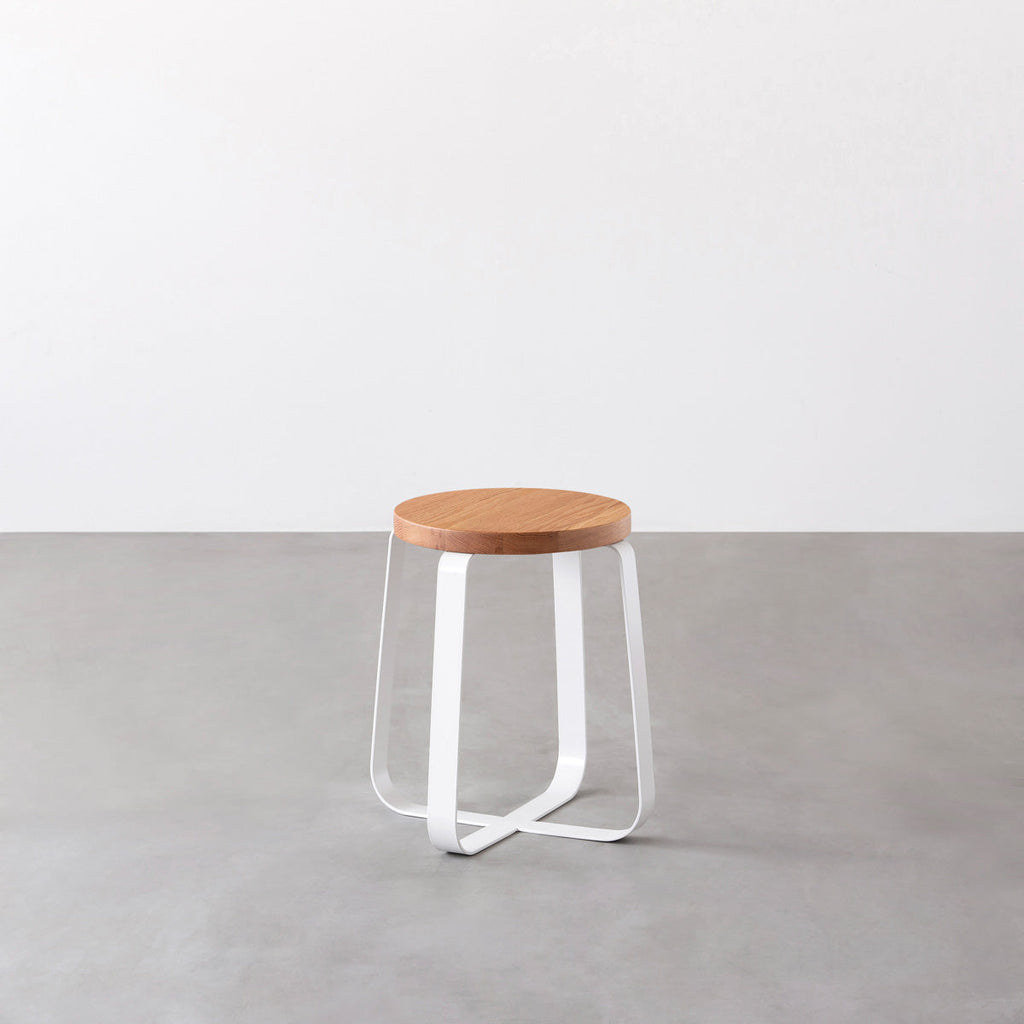 KANADEMONOの無垢レッドオーク Round座面とホワイトのCross Plate脚を合わせたシンプルモダンなスツール