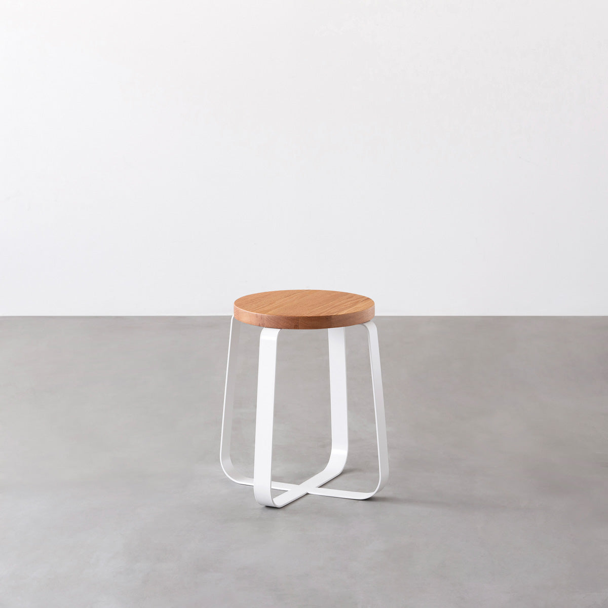 KANADEMONOの無垢レッドオーク Round座面とホワイトのCross Plate脚を合わせたシンプルモダンなスツール