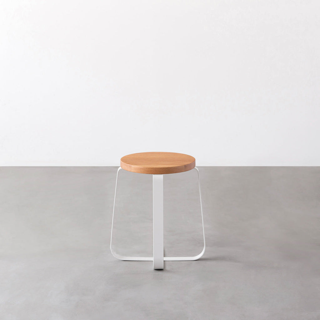 KANADEMONOの無垢レッドオーク Round座面とホワイトのCross Plate脚を合わせたシンプルモダンなスツール3