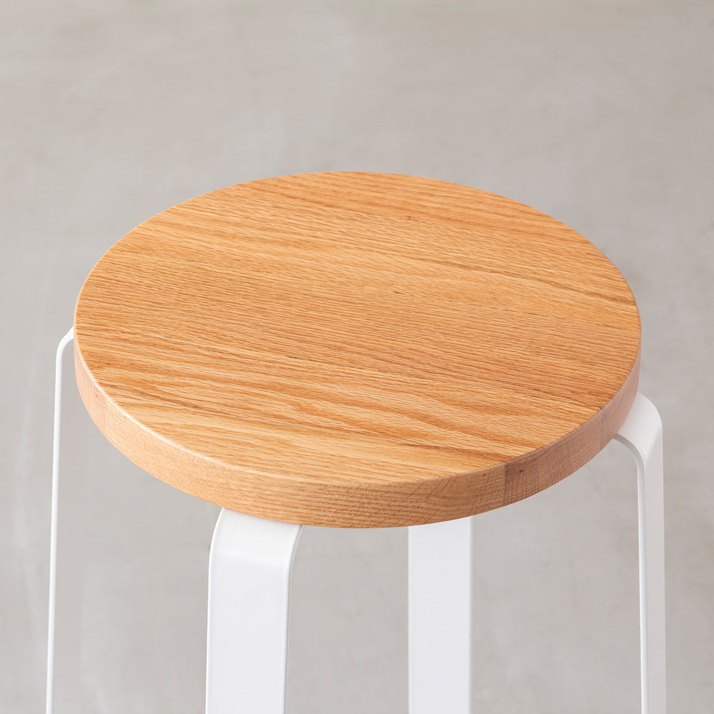 KANADEMONOの無垢レッドオーク Round座面とホワイトのCross Plate脚を合わせたシンプルモダンなスツール（座面）