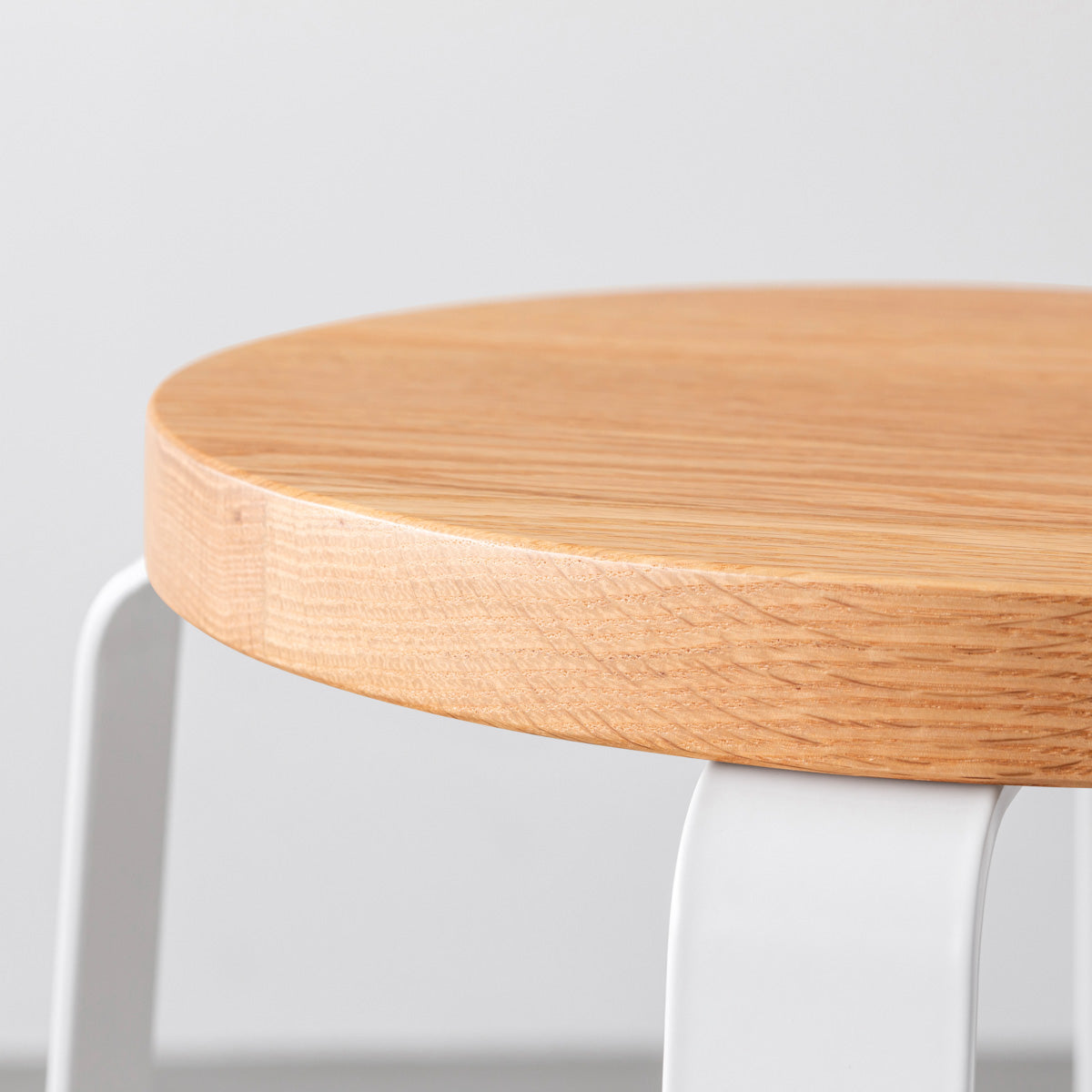 KANADEMONOの無垢レッドオーク Round座面とホワイトのCross Plate脚を合わせたシンプルモダンなスツール（座面側面）