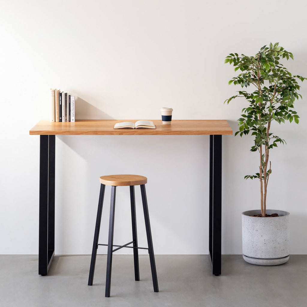 KANADEMONOの無垢レッドオーク Squircle座面とブラックのSlant Bar脚を合わせたシンプルモダンなハイスツール（使用例）