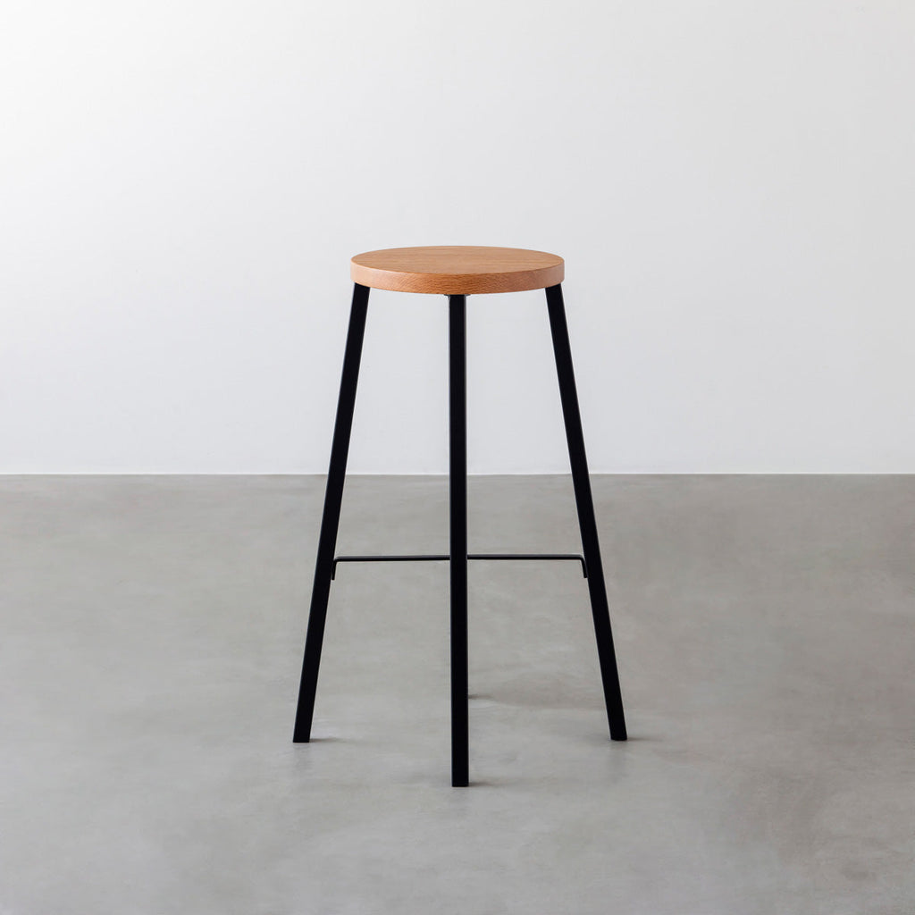 KANADEMONOの無垢レッドオーク Round座面とブラックのSlant Bar脚を合わせたシンプルモダンなハイスツール2