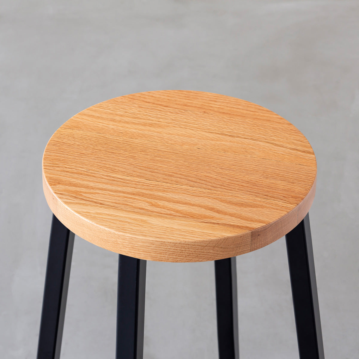KANADEMONOの無垢レッドオーク Round座面とブラックのSlant Bar脚を合わせたシンプルモダンなハイスツール（座面）