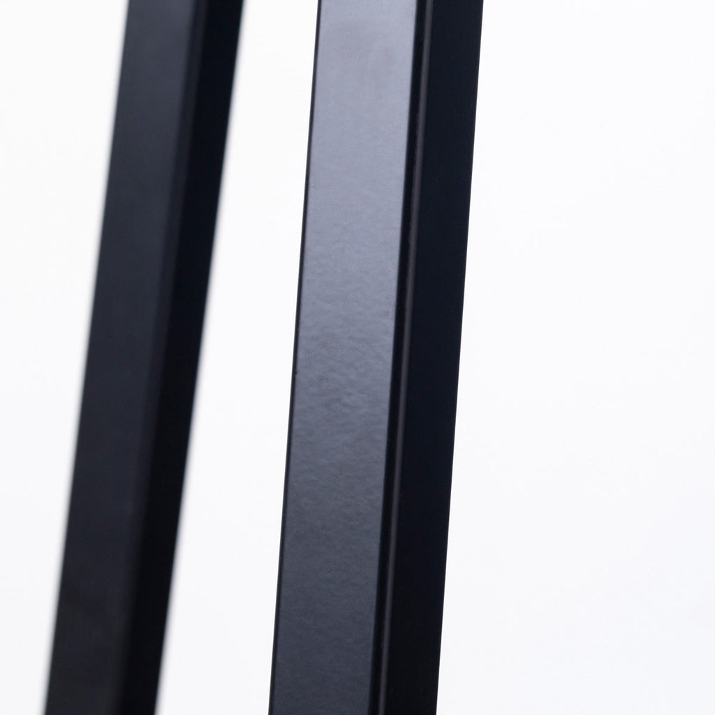 KANADEMONOの無垢レッドオーク Round座面とブラックのSlant Bar脚を合わせたシンプルモダンなハイスツール（脚4）