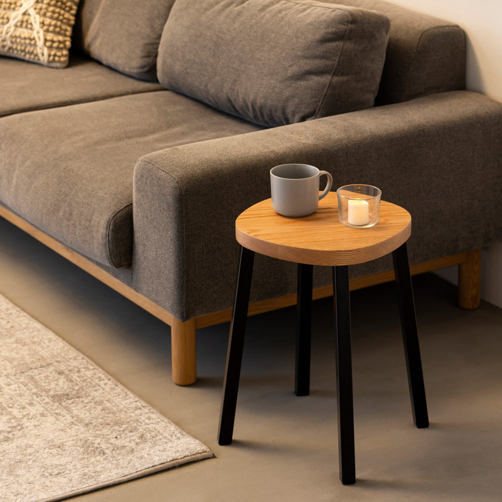 KANADEMONOの無垢レッドオーク Squircle座面とブラックのSlant Bar脚を合わせたシンプルモダンなスツール（使用例2）