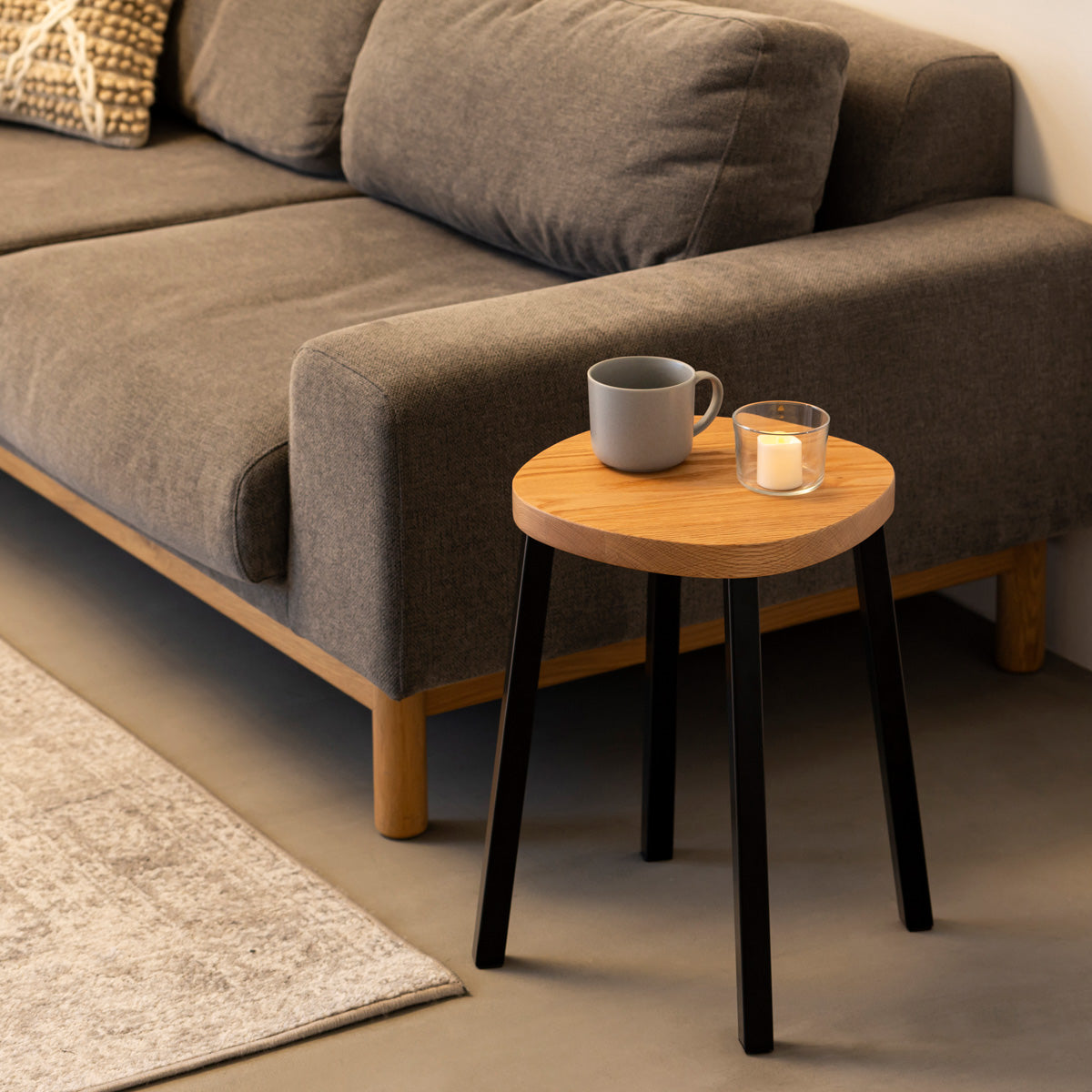 KANADEMONOの無垢レッドオーク Squircle座面とブラックのSlant Bar脚を合わせたシンプルモダンなスツール（使用例2）