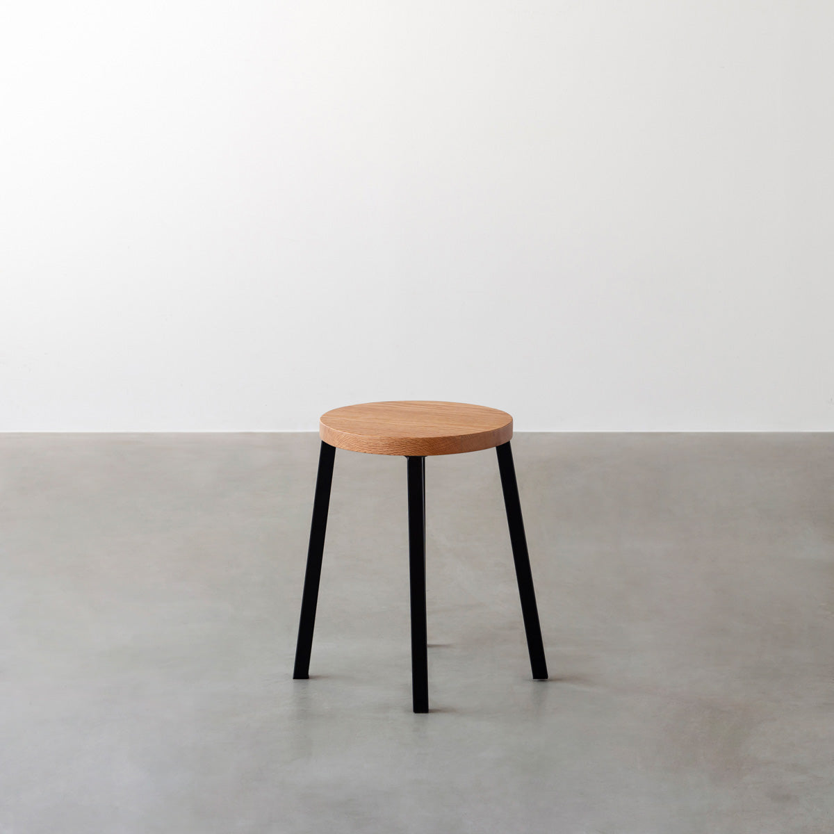 KANADEMONOの無垢レッドオーク Round座面とブラックのSlant Bar脚を合わせたシンプルモダンなスツール3