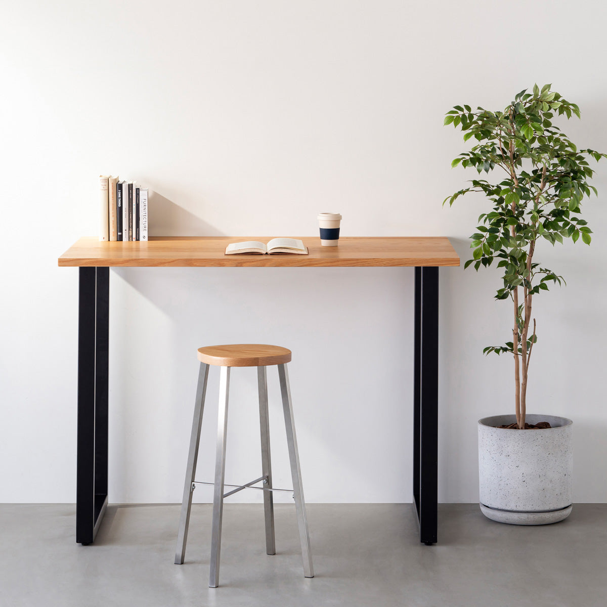 KANADEMONOの無垢レッドオーク Round座面とステンレスのSlant Bar脚を合わせたシンプルモダンなハイスツール（使用例）
