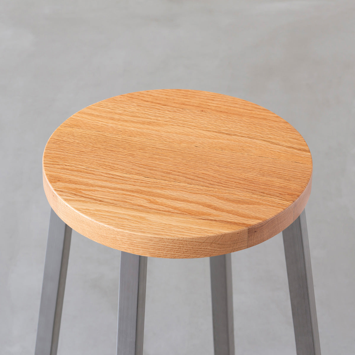 KANADEMONOの無垢レッドオーク Round座面とステンレスのSlant Bar脚を合わせたシンプルモダンなハイスツール（座面）