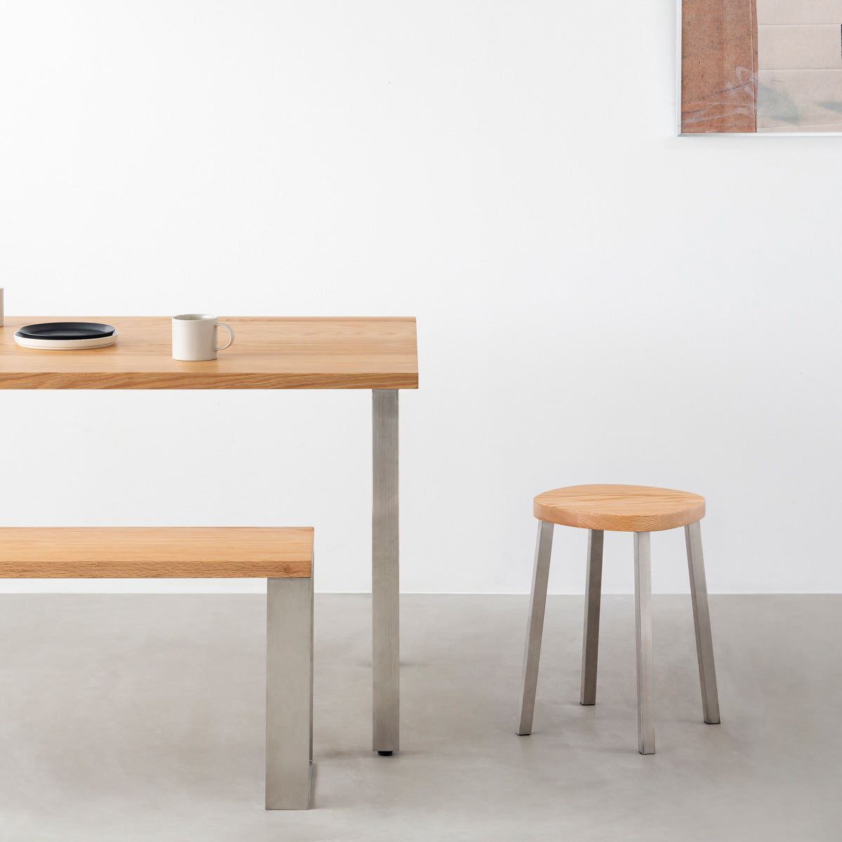 KANADEMONOの無垢レッドオーク Squircle座面とステンレスのSlant Bar脚を合わせたシンプルモダンなスツール（使用例）