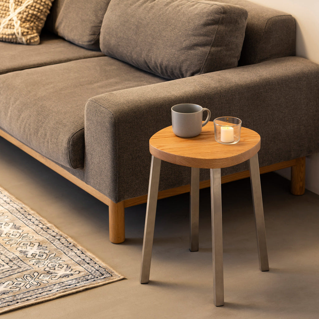 KANADEMONOの無垢レッドオーク Squircle座面とステンレスのSlant Bar脚を合わせたシンプルモダンなスツール（使用例2）