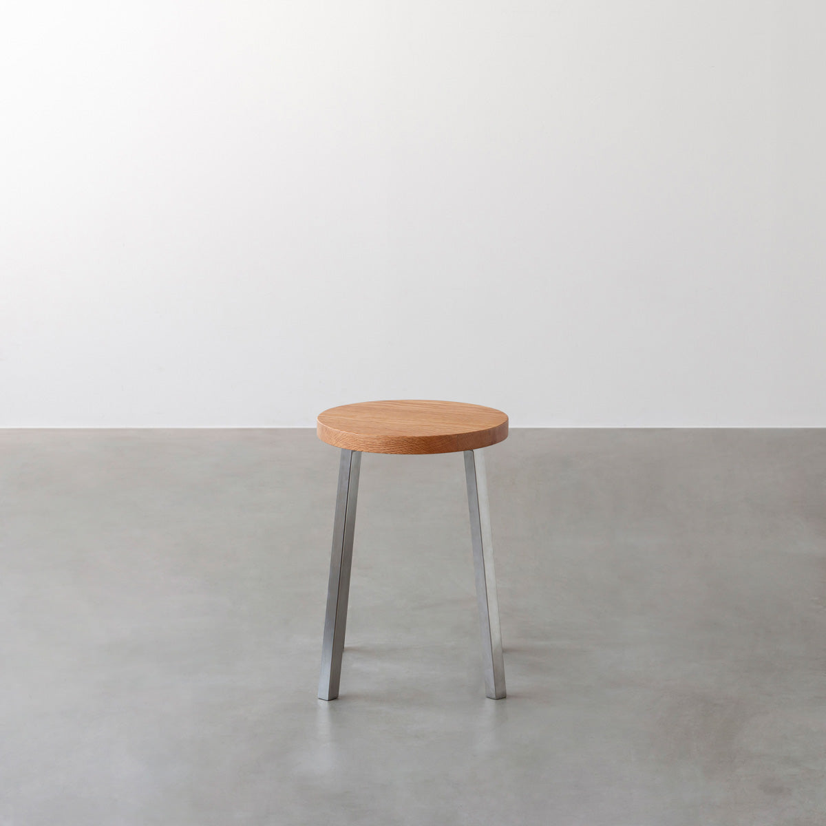 KANADEMONOの無垢レッドオーク Round座面とステンレスのSlant Bar脚を合わせたシンプルモダンなスツール2