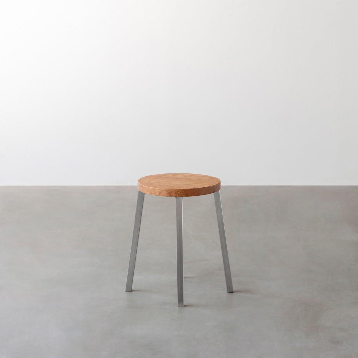 KANADEMONOの無垢レッドオーク Round座面とステンレスのSlant Bar脚を合わせたシンプルモダンなスツール3