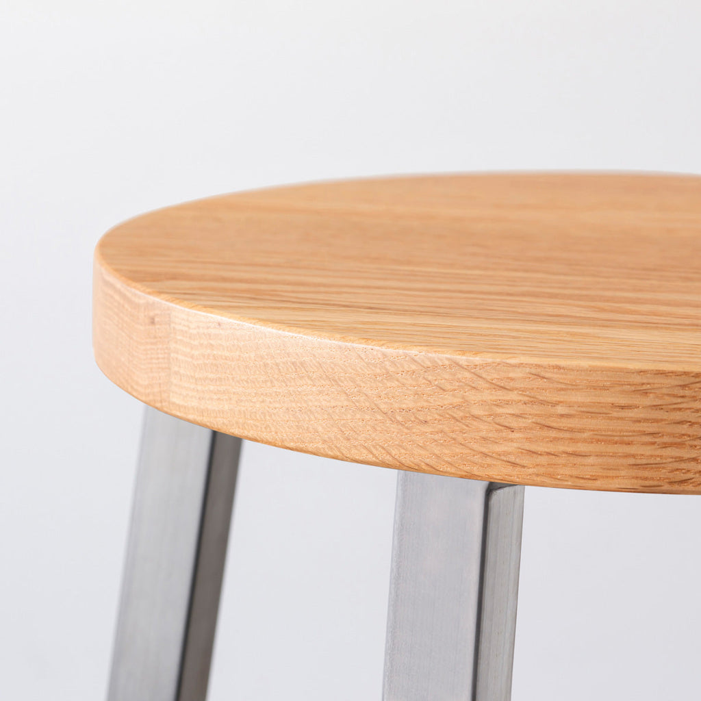 KANADEMONOの無垢レッドオーク Round座面とステンレスのSlant Bar脚を合わせたシンプルモダンなスツール（座面側面）