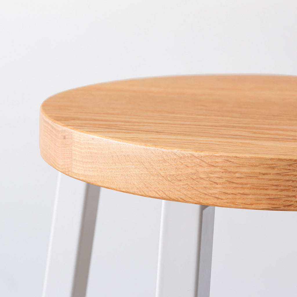 KANADEMONOの無垢レッドオーク Round座面とホワイトのSlant Bar脚を合わせたシンプルモダンなハイスツール（座面側面）
