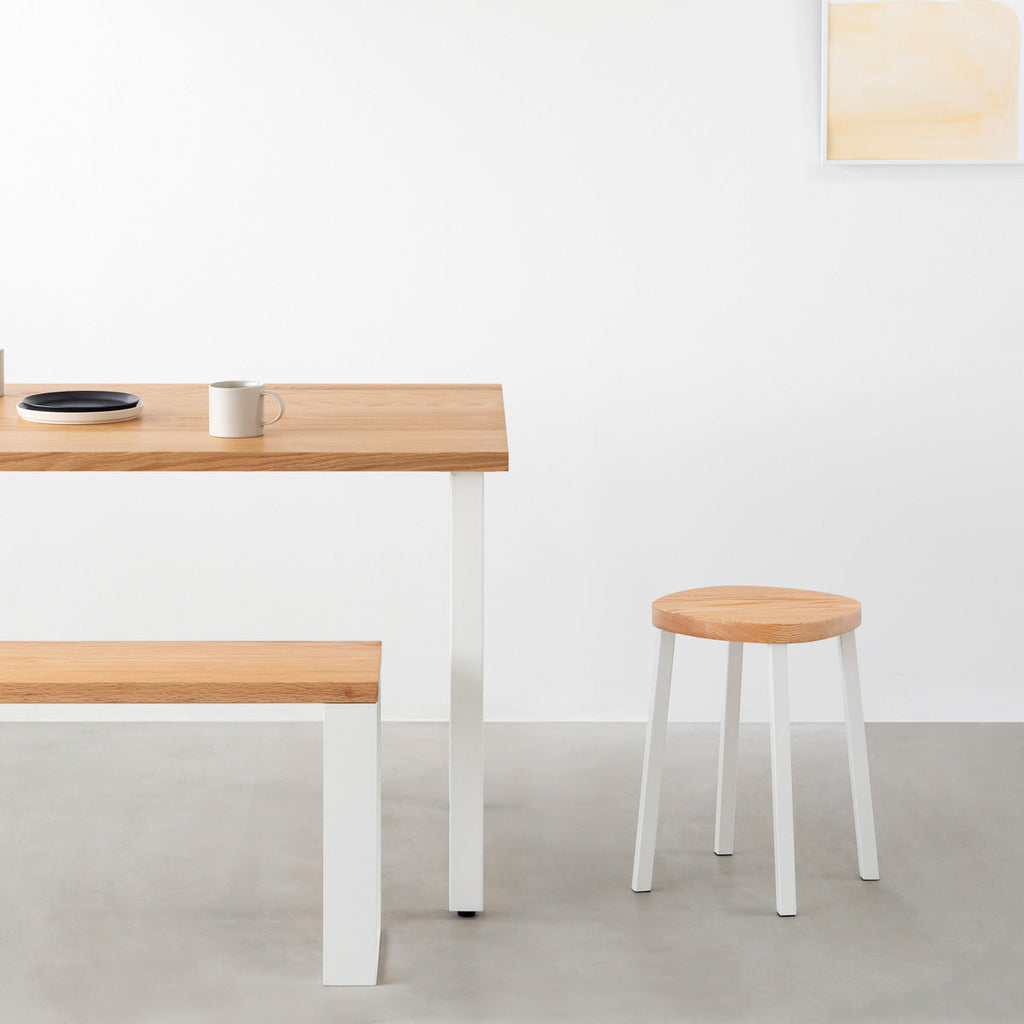 KANADEMONOの無垢レッドオーク Squircle座面とホワイトのSlant Bar脚を合わせたシンプルモダンなスツール（使用例）