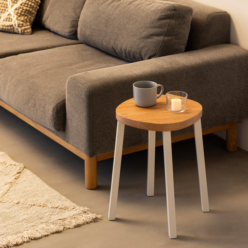 KANADEMONOの無垢レッドオーク Squircle座面とホワイトのSlant Bar脚を合わせたシンプルモダンなスツール（使用例2）