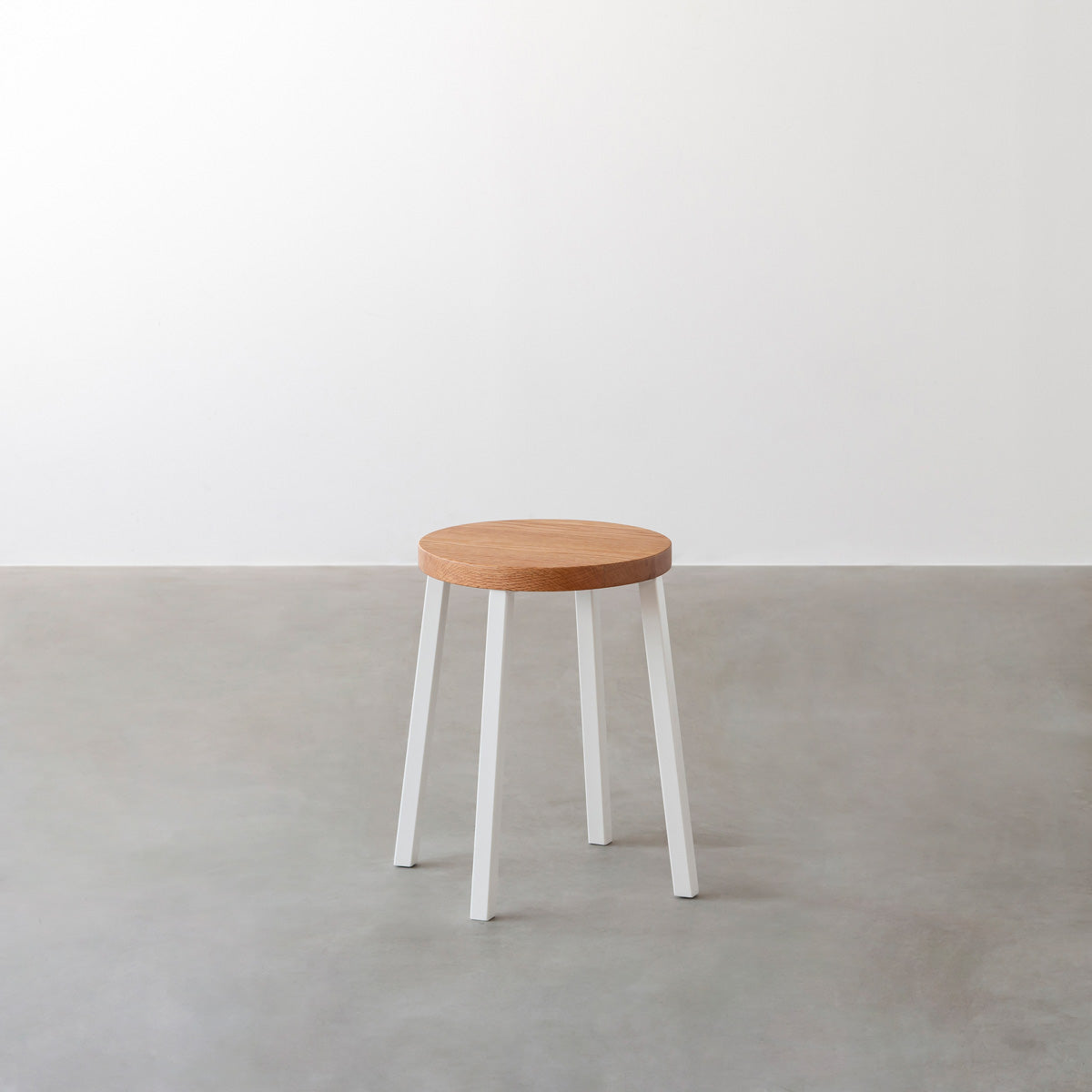 KANADEMONOの無垢レッドオーク Round座面とホワイトのSlant Bar脚を合わせたシンプルモダンなスツール