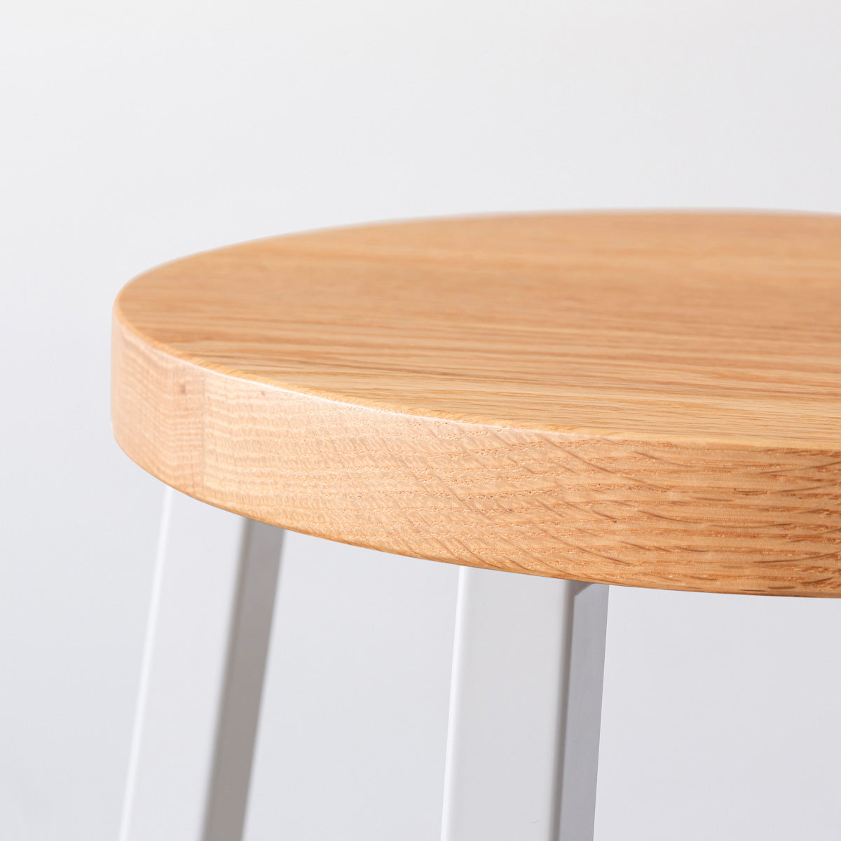 KANADEMONOの無垢レッドオーク Round座面とホワイトのSlant Bar脚を合わせたシンプルモダンなスツール（座面側面）