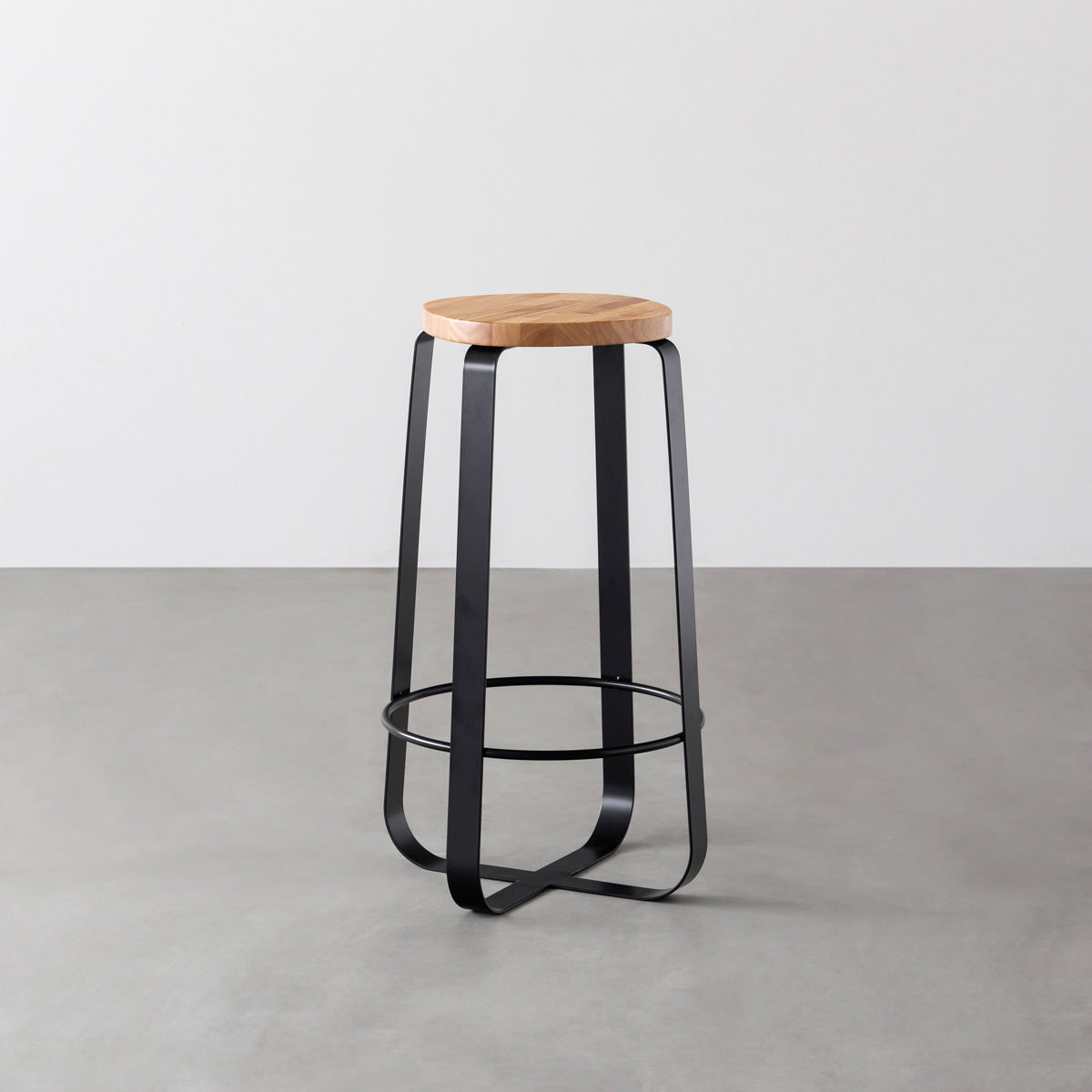 KANADEMONOのラバーウッド ナチュラルSquircle座面とブラックのCross Plate脚を合わせたシンプルモダンなハイスツール