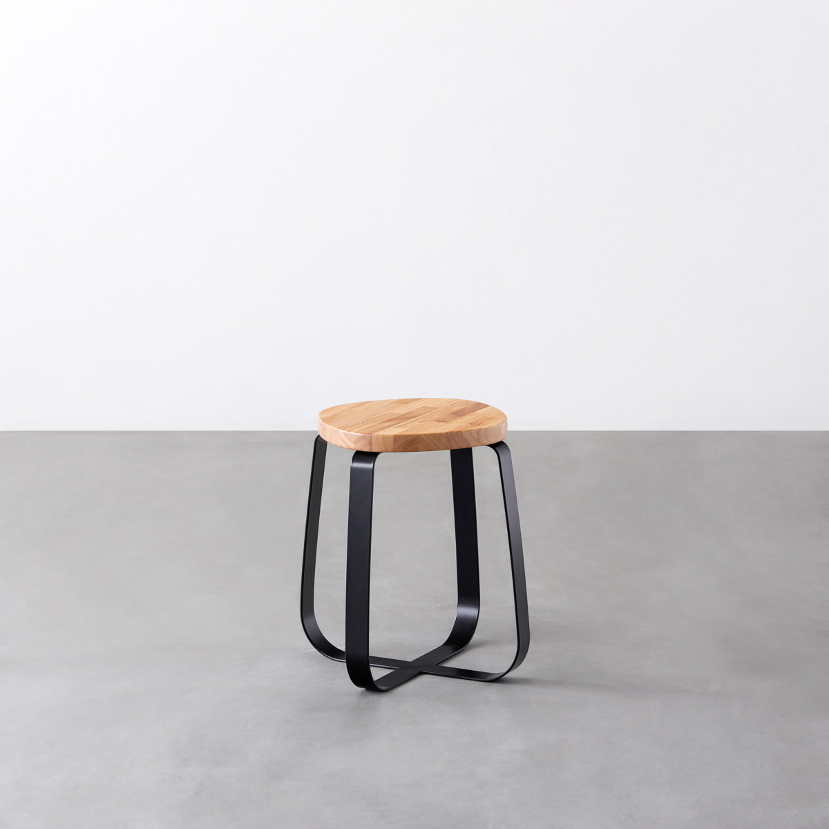 KANADEMONOのラバーウッド ナチュラルSquircle座面とブラックのCross Plate脚を合わせたシンプルモダンなスツール