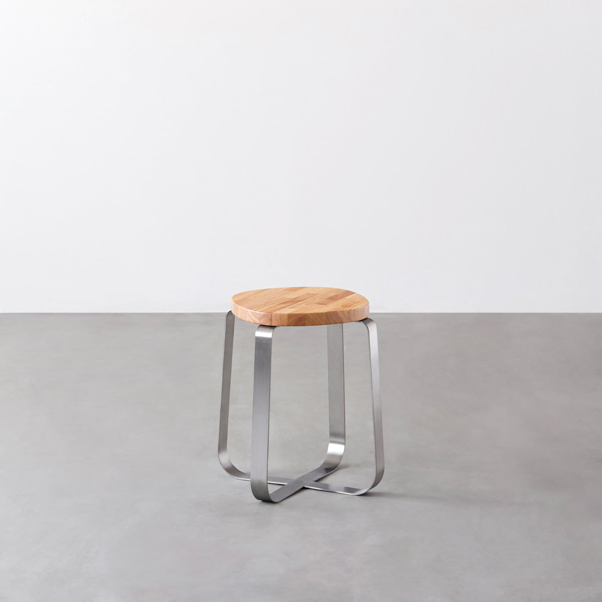 KANADEMONOのラバーウッド ナチュラルSquircle座面とステンレスのCross Plate脚を合わせたシンプルモダンなスツール