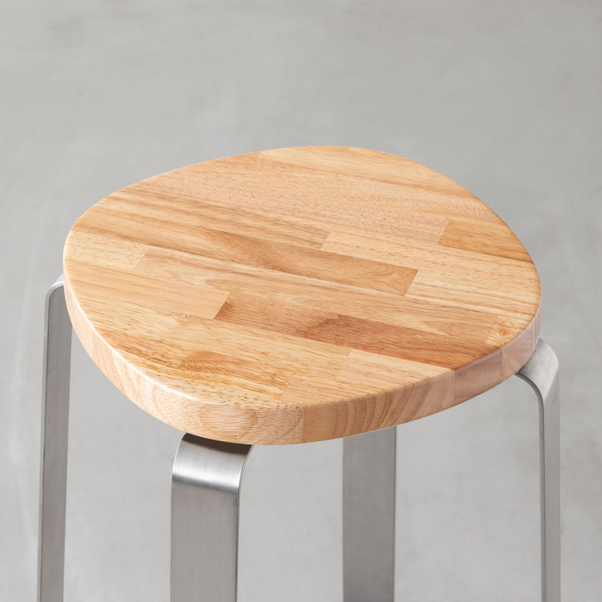 KANADEMONOのラバーウッド ナチュラルSquircle座面とステンレスのCross Plate脚を合わせたシンプルモダンなスツール（座面）