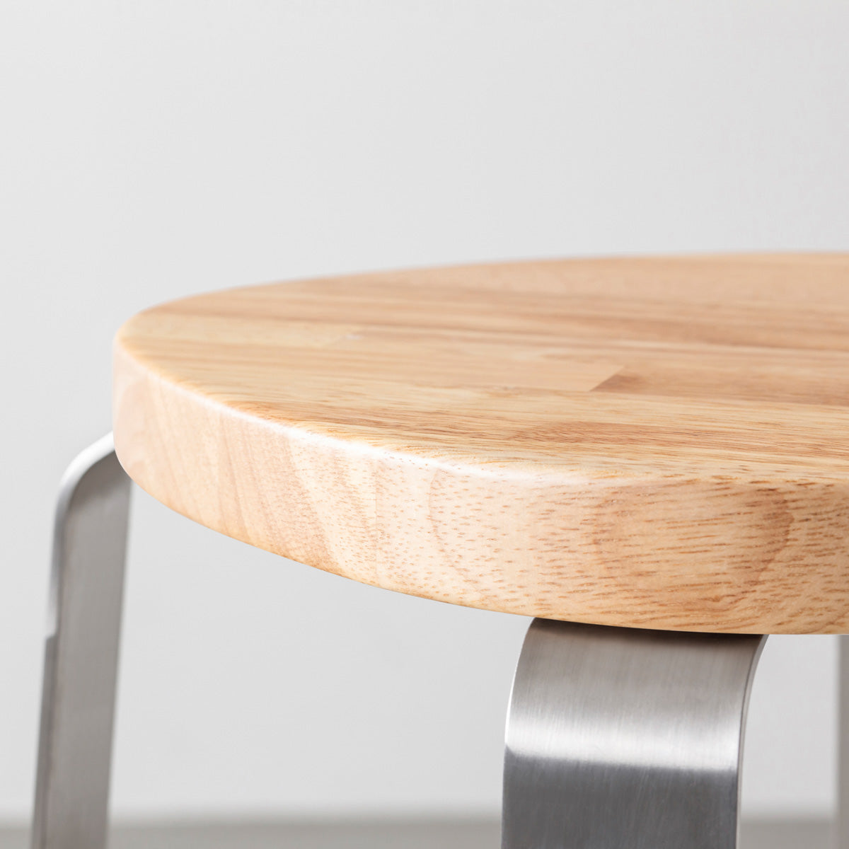 KANADEMONOのラバーウッド ナチュラルSquircle座面とステンレスのCross Plate脚を合わせたシンプルモダンなスツール（座面側面）