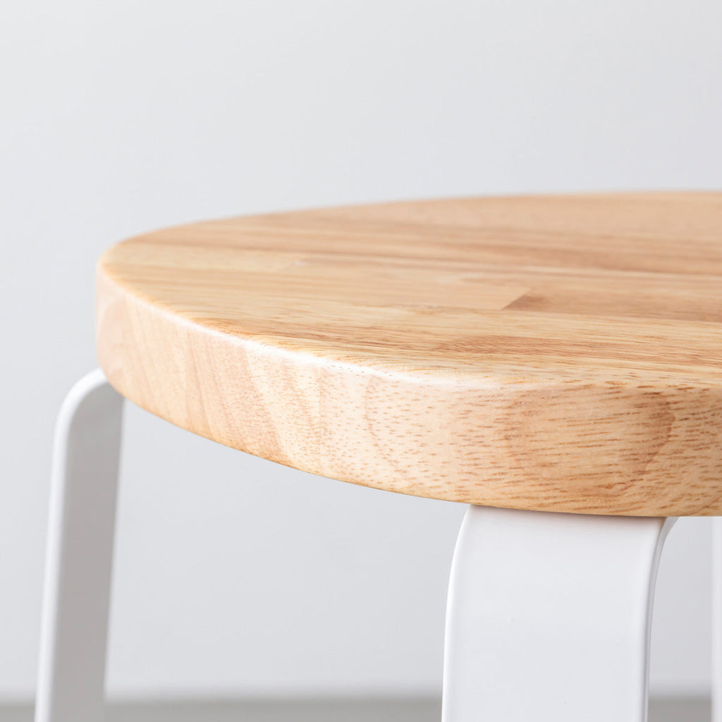 KANADEMONOのラバーウッド ナチュラルSquircle座面とホワイトのCross Plate脚を合わせたシンプルモダンなハイスツール（座面側面）