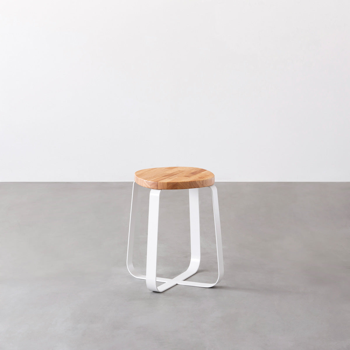 KANADEMONOのラバーウッド ナチュラルSquircle座面とホワイトのCross Plate脚を合わせたシンプルモダンなスツール