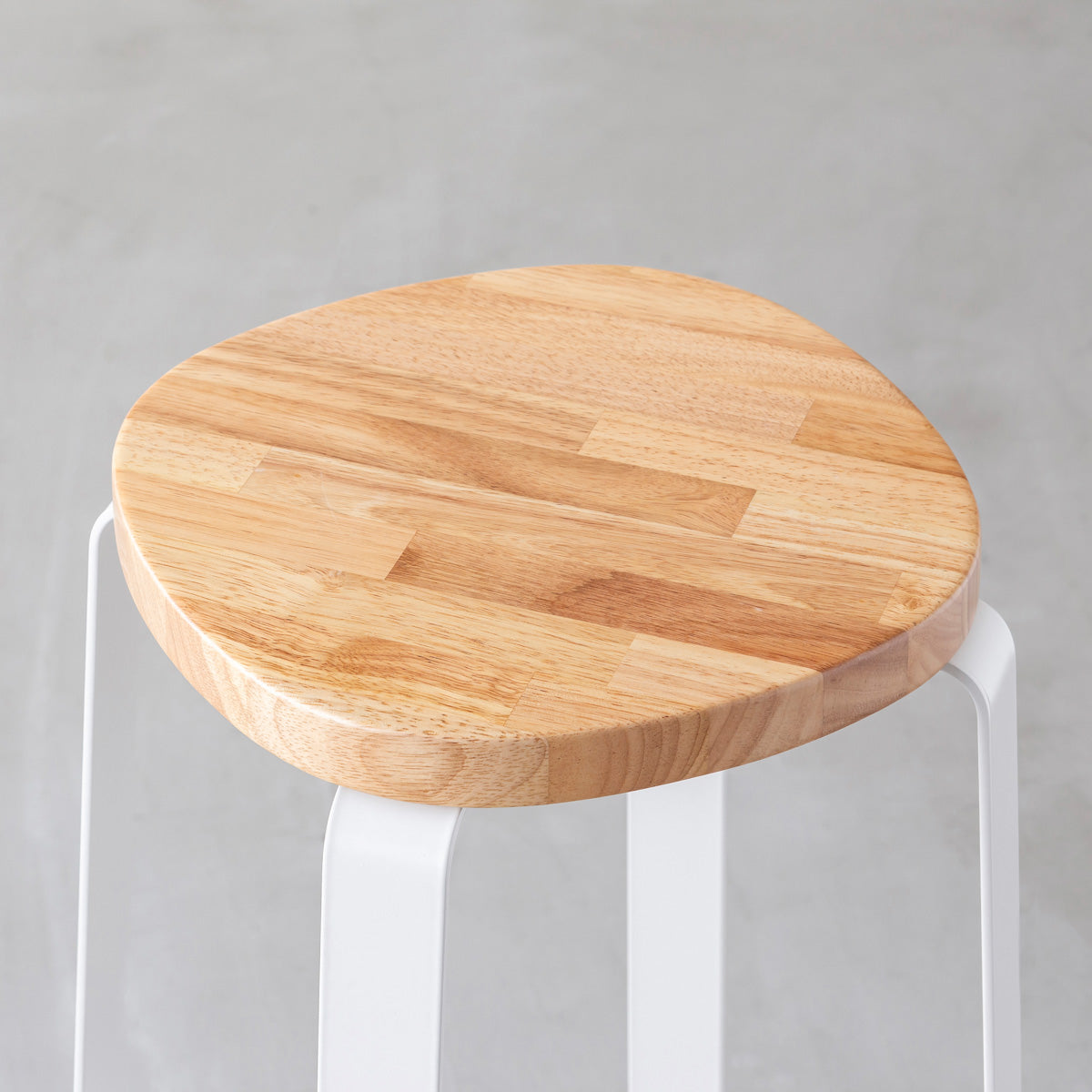 KANADEMONOのラバーウッド ナチュラルSquircle座面とホワイトのCross Plate脚を合わせたシンプルモダンなスツール（座面）