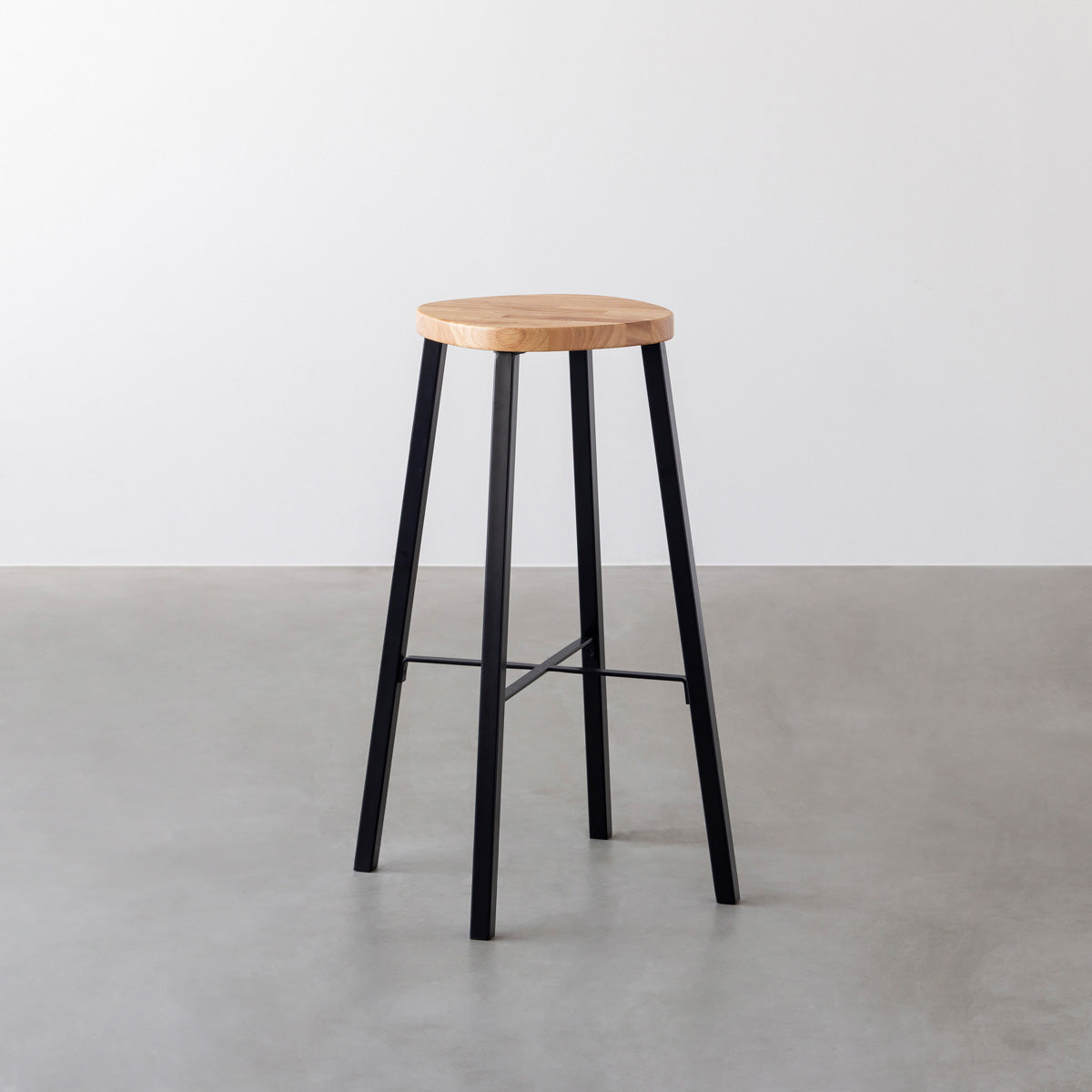 KANADEMONOのラバーウッド ナチュラルSquircle座面とブラックのSlant Bar脚を合わせたシンプルモダンなハイスツール