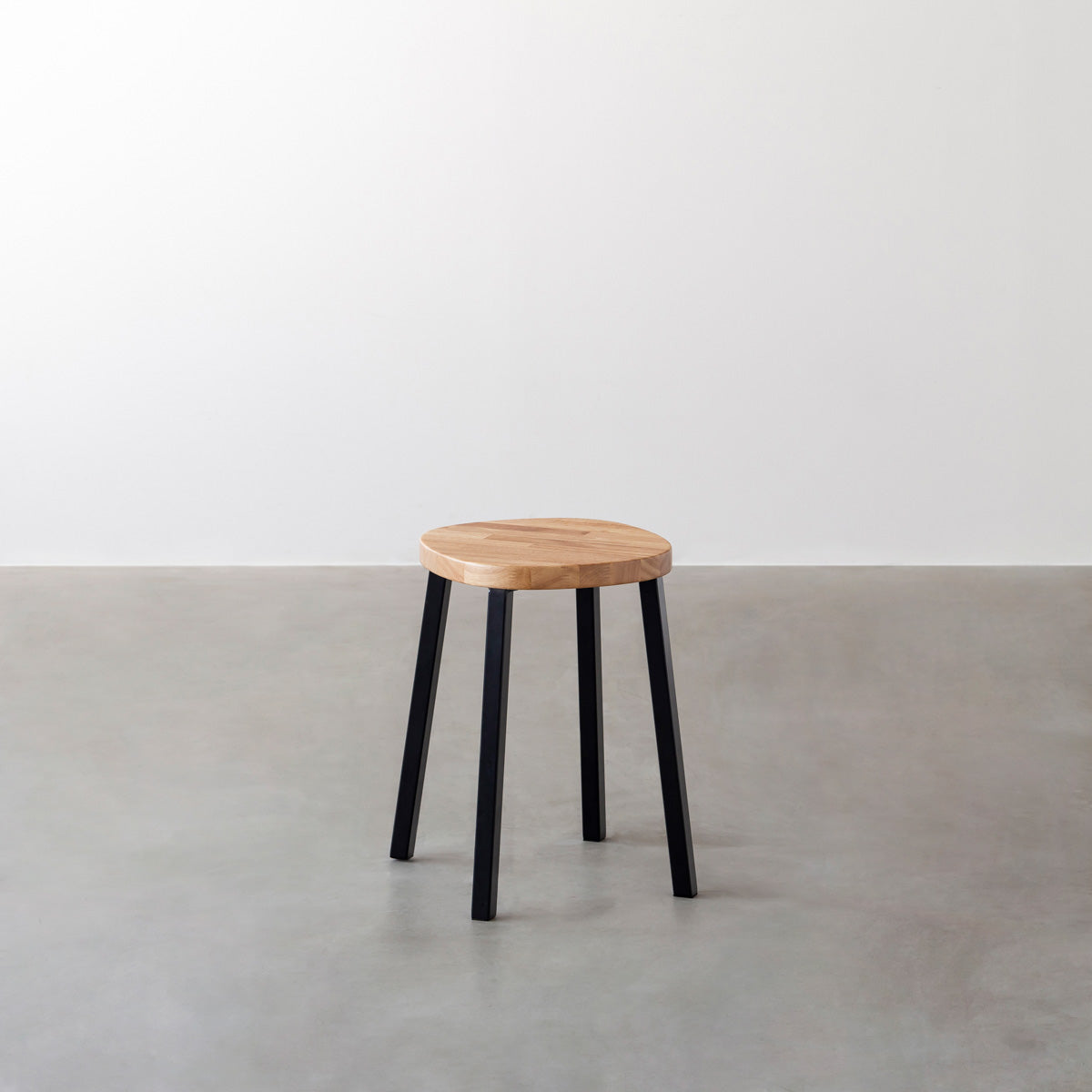 KANADEMONOのラバーウッド ナチュラルSquircle座面とブラックのSlant Bar脚を合わせたシンプルモダンなスツール