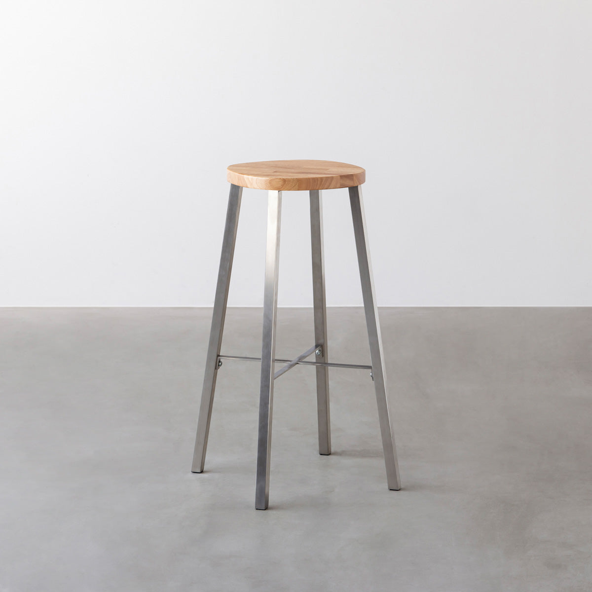 KANADEMONOのラバーウッド ナチュラルSquircle座面とステンレスのSlant Bar脚を合わせたシンプルモダンなハイスツール