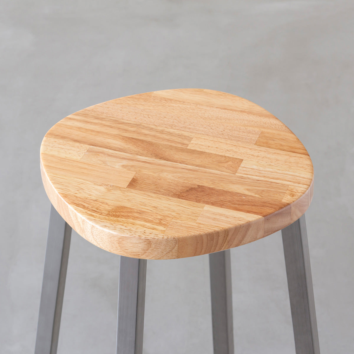 KANADEMONOのラバーウッド ナチュラルSquircle座面とステンレスのSlant Bar脚を合わせたシンプルモダンなスツール（座面）