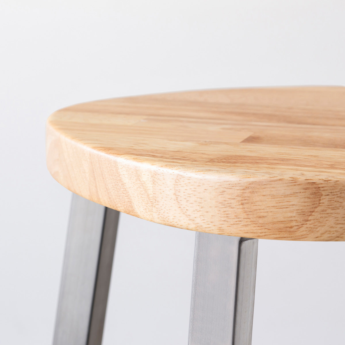 KANADEMONOのラバーウッド ナチュラルSquircle座面とステンレスのSlant Bar脚を合わせたシンプルモダンなスツール（座面側面）