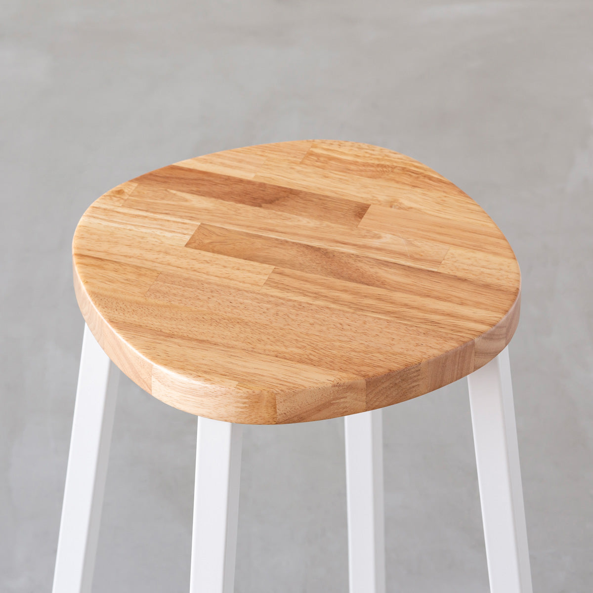 KANADEMONOのラバーウッド ナチュラルSquircle座面とホワイトのSlant Bar脚を合わせたシンプルモダンなスツール（座面）