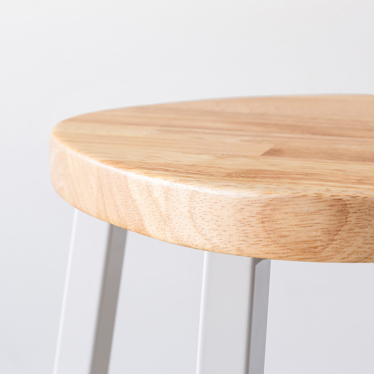 KANADEMONOのラバーウッド ナチュラルSquircle座面とホワイトのSlant Bar脚を合わせたシンプルモダンなスツール（座面側面）