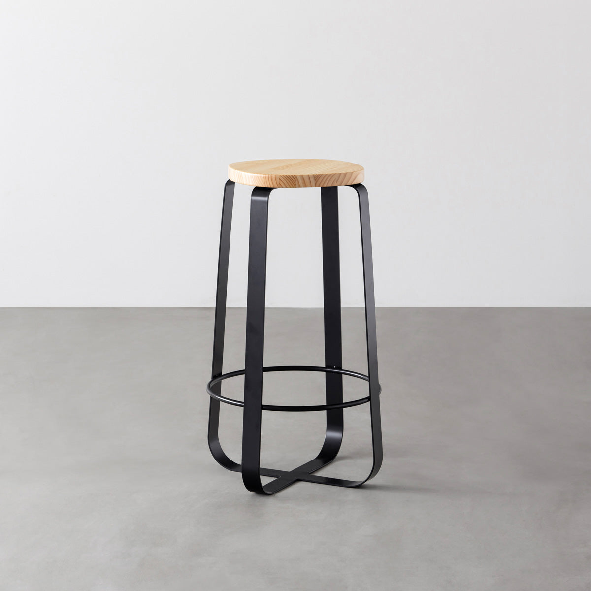 KANADEMONOのパインSquircle座面とブラックのCross Plate脚を合わせたシンプルモダンなハイスツール