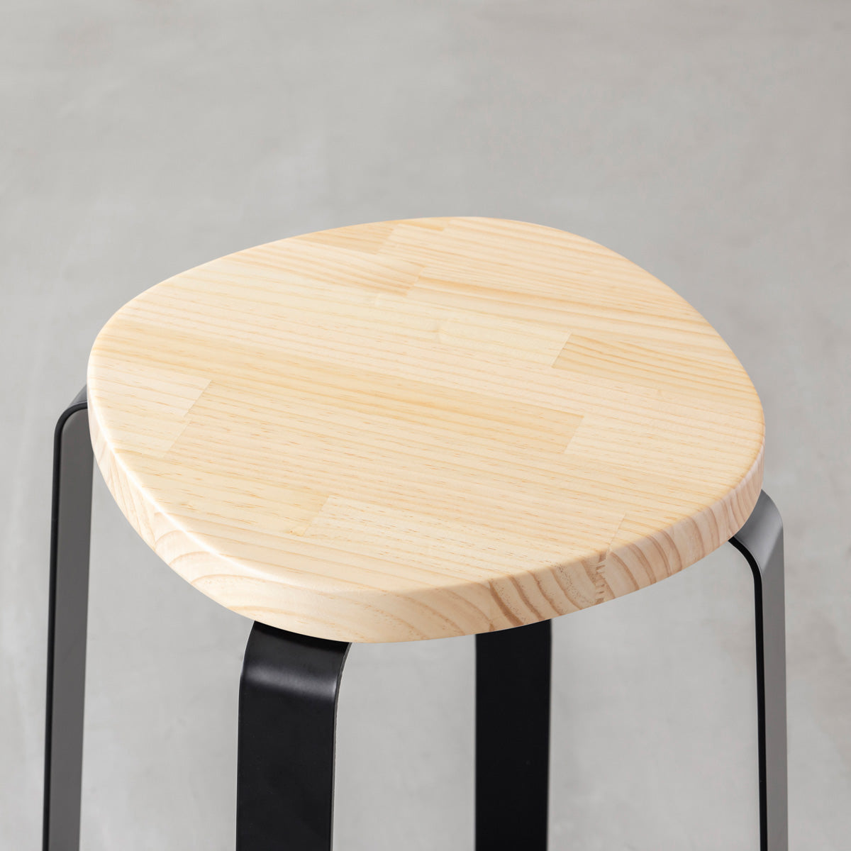 KANADEMONOのパインSquircle座面とブラックのCross Plate脚を合わせたシンプルモダンなハイスツール（座面）
