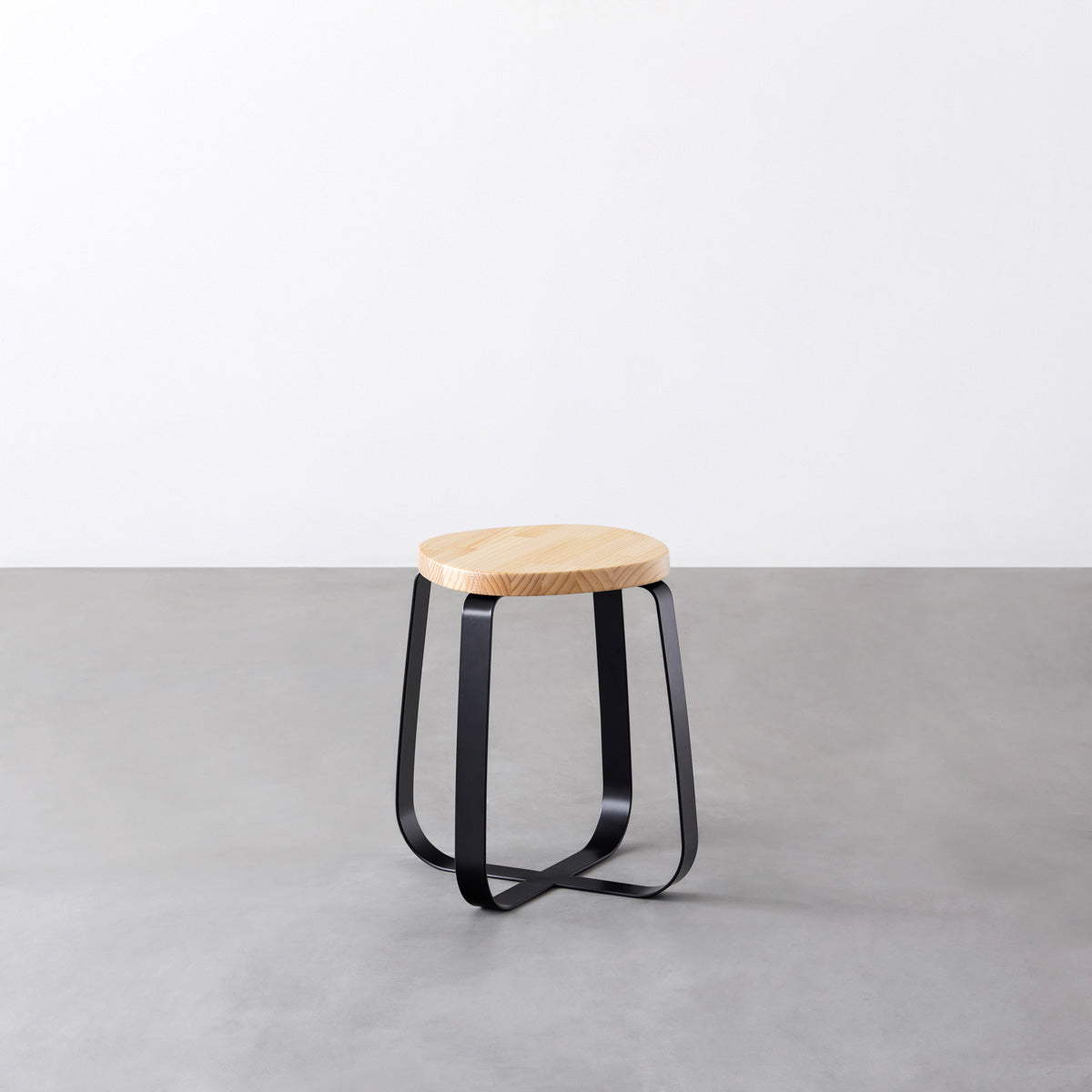 KANADEMONOのパインSquircle座面とブラックのCross Plate脚を合わせたシンプルモダンなスツール