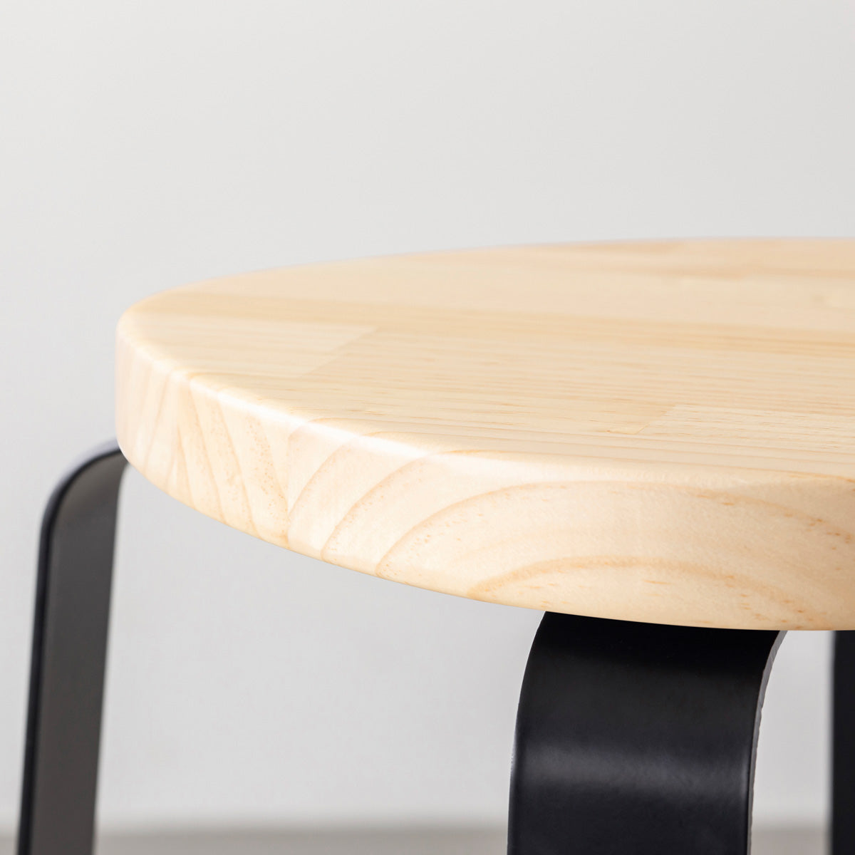 KANADEMONOのパインSquircle座面とブラックのCross Plate脚を合わせたシンプルモダンなスツール（座面側面）