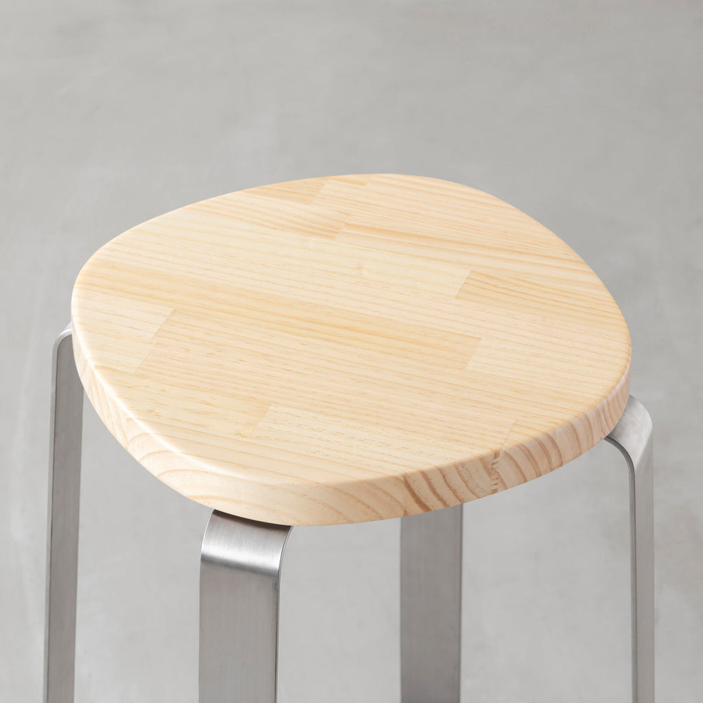 KANADEMONOのパインSquircle座面とステンレスのCross Plate脚を合わせたシンプルモダンなハイスツール（座面）