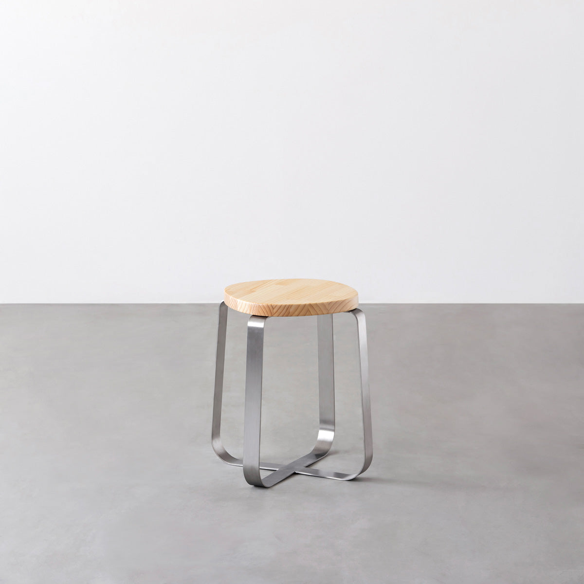 KANADEMONOのパインSquircle座面とステンレスのCross Plate脚を合わせたシンプルモダンなスツール
