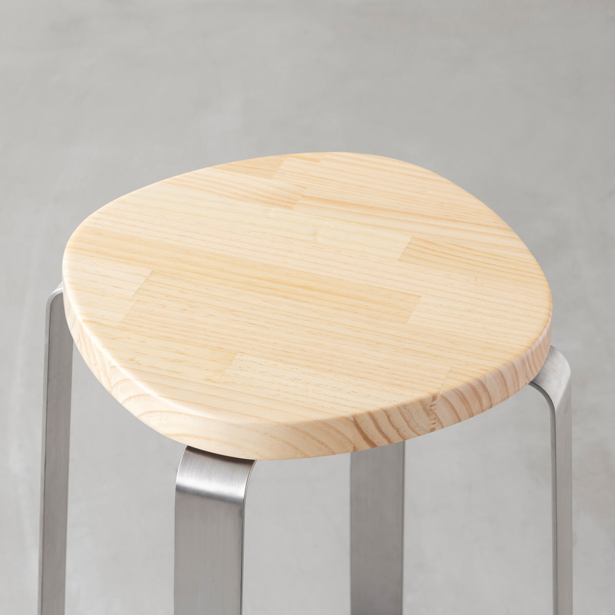 KANADEMONOのパインSquircle座面とステンレスのCross Plate脚を合わせたシンプルモダンなスツール（座面）